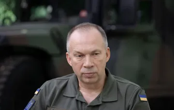 Командующий ВМС Украины Алексей Сырский в военной форме на фоне бронетехники, выступивший в защиту от протестов