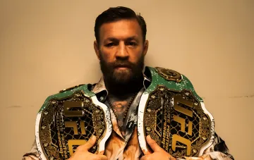 Конор Макгрегор с поясом UFC, готовый к ставке на финал ЧМ-2026