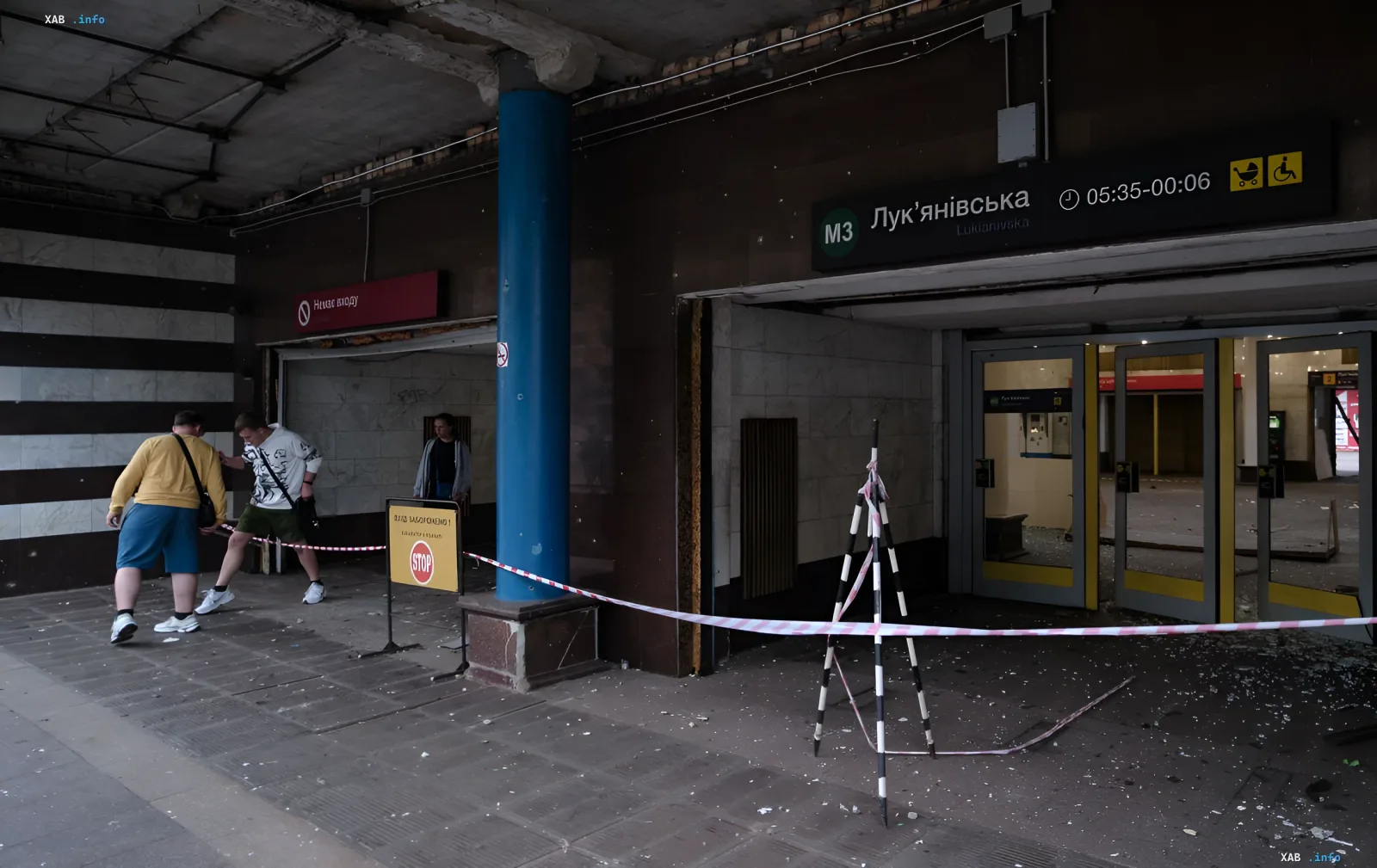 Geschlossener Eingang zur U-Bahn-Station Lukjanivska in Kiew, mit Sicherheitsband nach einem nächtlichen Angriff abgesperrt