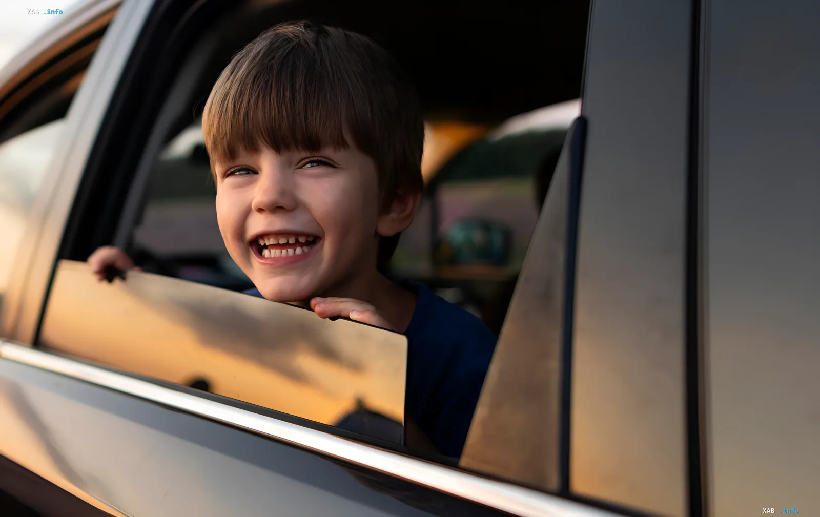 Happy child looking out of car window — illustration for article on child transport rules in Ukraine
