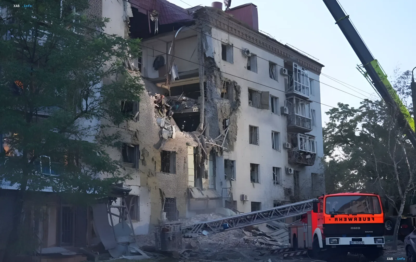 Zerstörtes Fünfgeschossiges Gebäude in Saporischschja nach dem Schlag: Feuerwehrleute am Ort des Geschehens