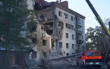 Знищена п'ятиповерхівка в Запоріжжі після удару: рятувальники на місці події