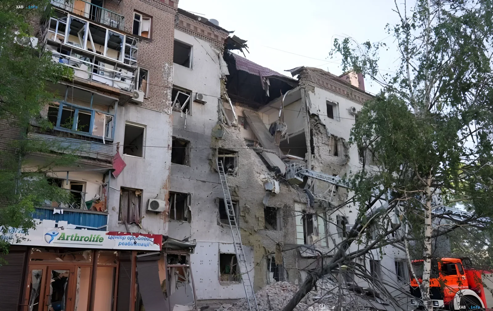 Разрушенная пятиэтажка в центре Запорожья после удара, видны обломки и спасательная техника