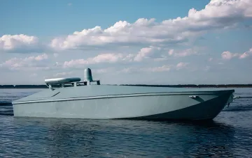 Unbemanntes Boot auf dem Wasser, das für Angriffe auf den Tanker Avero und Öllager in Russland verwendet wird