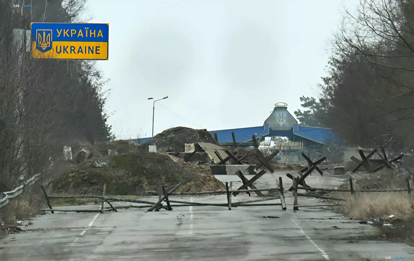 Украинская граница с укрепленными дорожными барьерами и колючей проволокой, символизирующая линию обороны против возможного вторжения из Беларуси