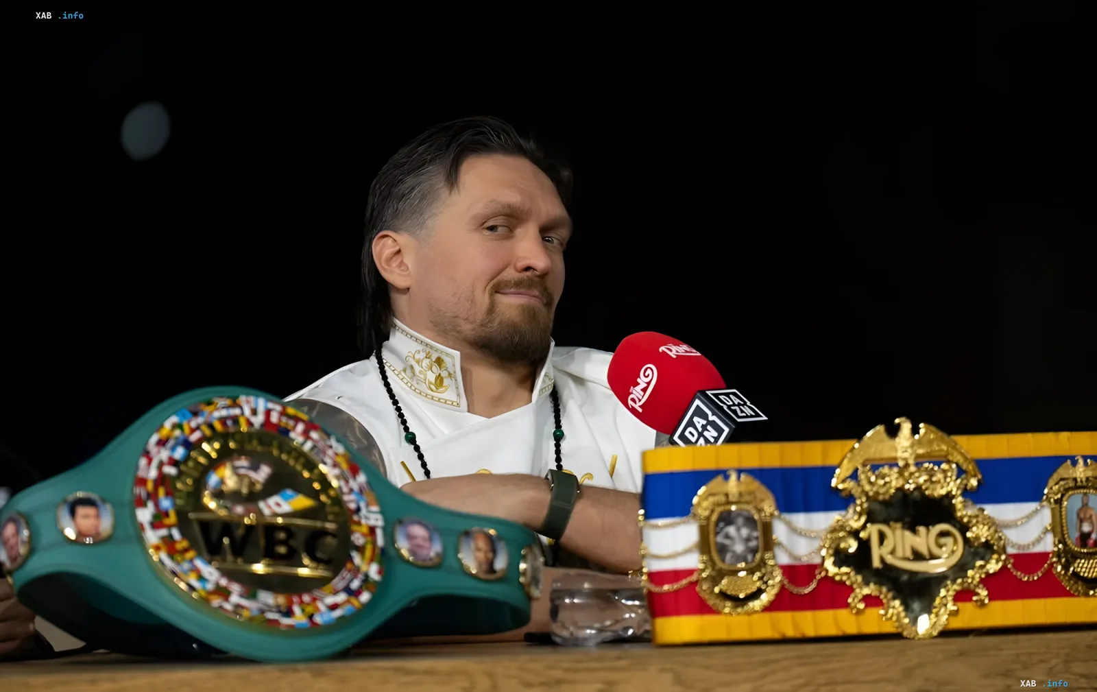 Александр Усик с поясами чемпиона мира на пресс-конференции, обсуждающий свои предпочтения в финале ЧМ-2026