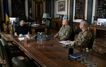 Президент України Володимир Зеленський проводить термінову нараду з командуванням ЗСУ у своєму кабінеті