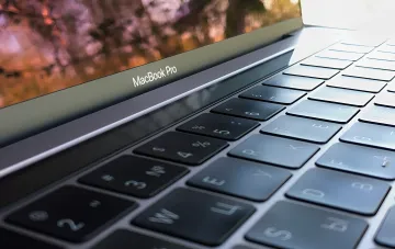 Крупный план клавиатуры MacBook Pro с надписью на рамке экрана — символ эпохи, когда Apple делала ставку на ноутбуки, а не на десктопные Mac Pro
