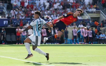 Spanish player in red jersey performs an acrobatic kick while Argentina defender in blue-and-white stripes tries to stop him — illustration for article about Argentina’s record of zero shots in the final