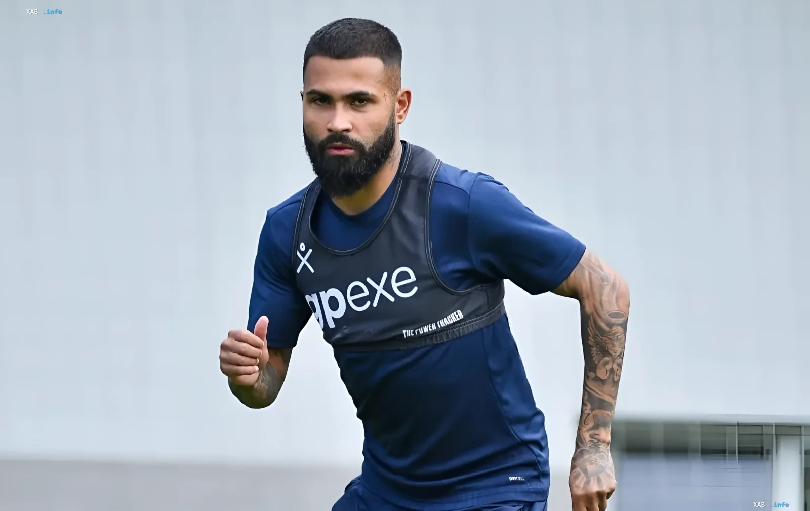 Ari Moura im Trainingskit des FC Charkiw während seines letzten Trainings vor dem Verlassen des Vereins