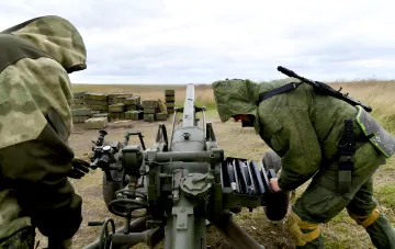 Украинские артиллеристы ведут огонь из гаубицы в ходе контрдиверсионной операции под Константиновкой
