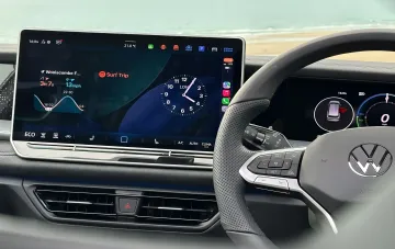 Цифрова панель керування Volkswagen з активним дисплеєм навігації та клімат-контролю, що демонструє вразливість сучасних автомобілів до хакерських атак через OTA-оновлення