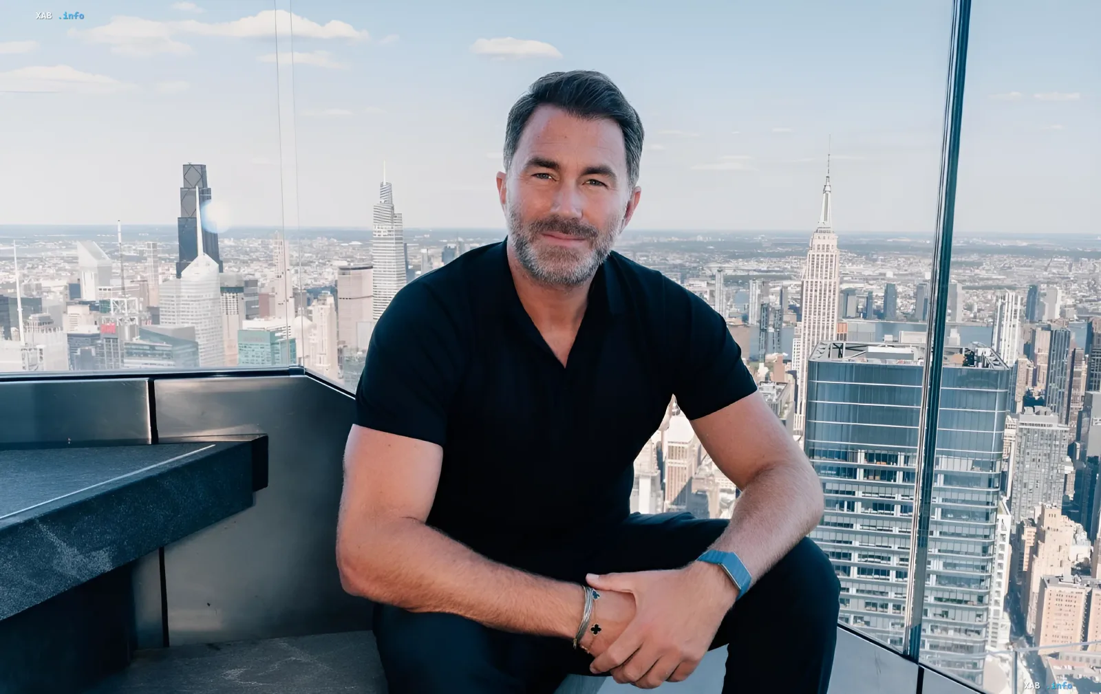 Eddie Hearn, Promoter von Conor Benn, vor der Skyline von New York City, diskutiert den bevorstehenden Kampf mit Garcia und Gewichtsprobleme