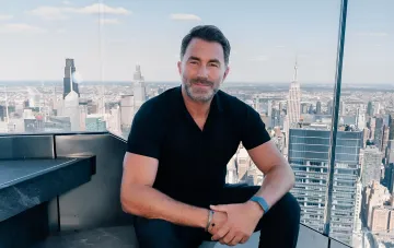 Eddie Hearn, Promoter von Conor Benn, vor der Skyline von New York City, diskutiert den bevorstehenden Kampf mit Garcia und Gewichtsprobleme