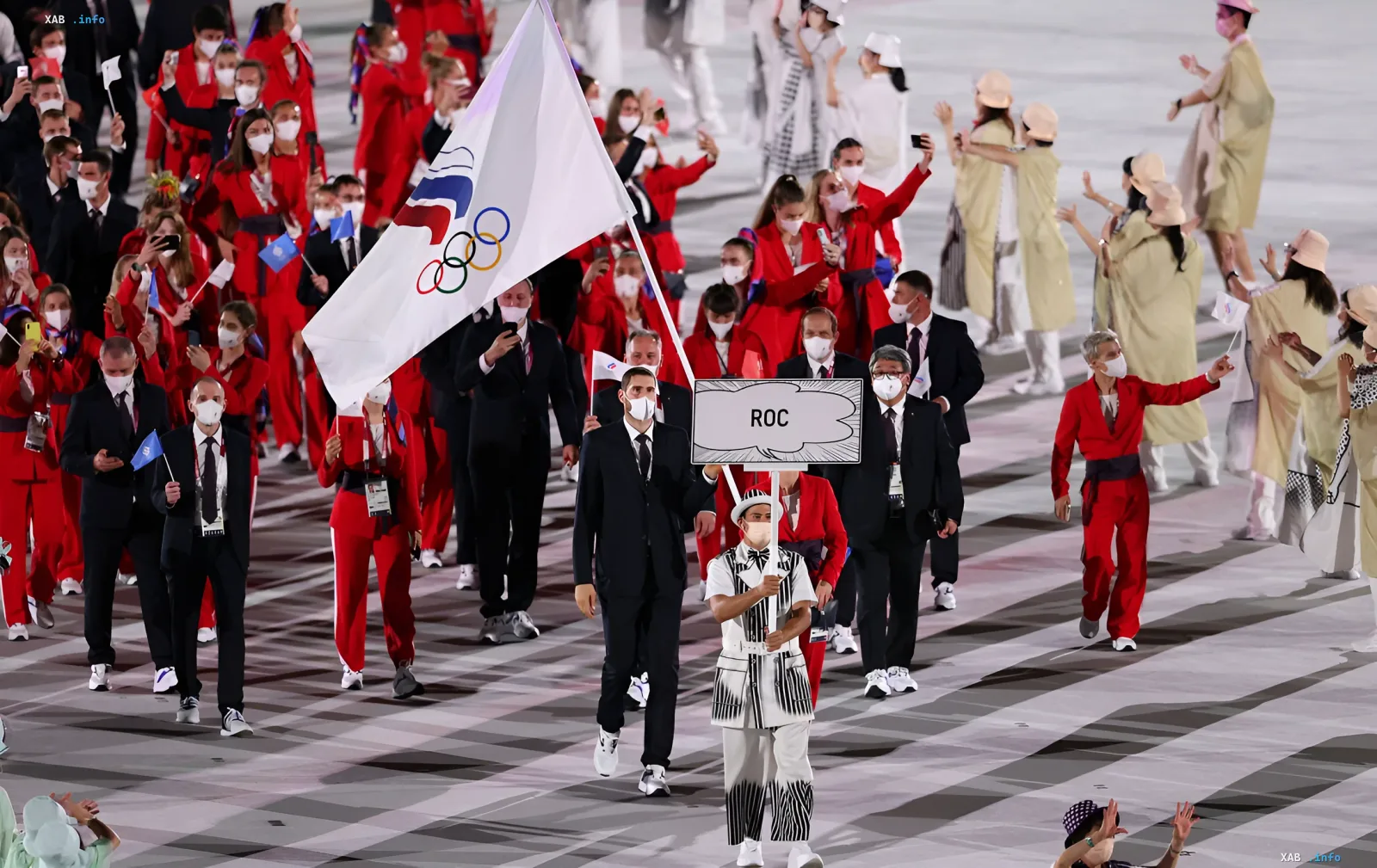 ROC sports delegation at the Olympic Games with flag and Olympic rings