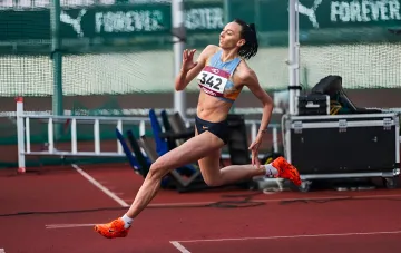 Ukrainische Leichtathletin Iryna Heraschtschenko im Sprungmoment auf der Stadionbahn, trotz des Verzichtes auf das Londoner Diamond-League-Etappenrennen aufgrund bürokratischer Hindernisse