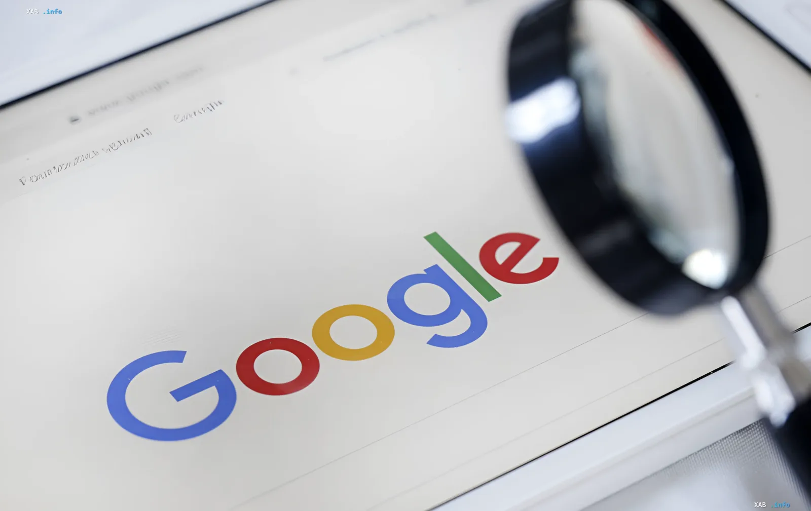 Логотип Google под увеличительным стеклом на экране ноутбука — символ технологических инвестиций США и Google в экономику Украины