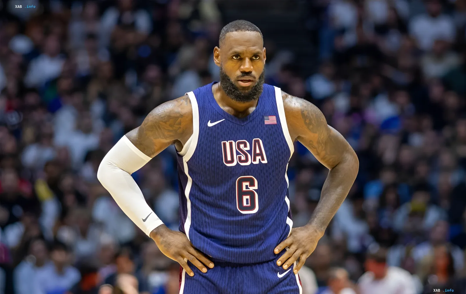 LeBron James im Trikot der US-Nationalmannschaft mit Nummer 6, konzentrierter Blick, Stadion im Hintergrund – Symbol seiner Karriere und möglicher Wechsel zu Golden State Warriors