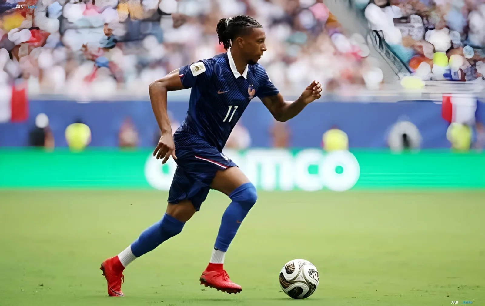 Michael Olise im Trikot der französischen Nationalmannschaft mit der Nummer 11 dribbelt den Ball während eines WM-2026-Spiels und stellt einen neuen Rekord bei Torvorlagen auf