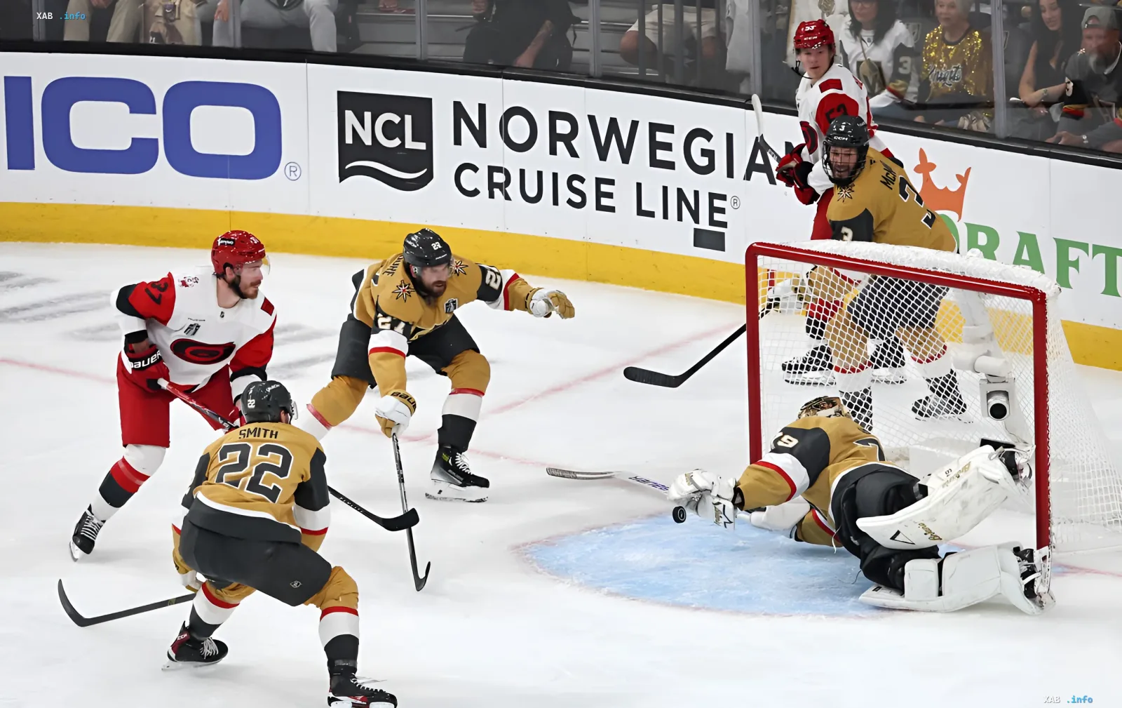 NHL Spielszene: Torwart von Vegas Golden Knights macht einen Parade, was die Intensität der kommenden 84-Spiele-Saison veranschaulicht