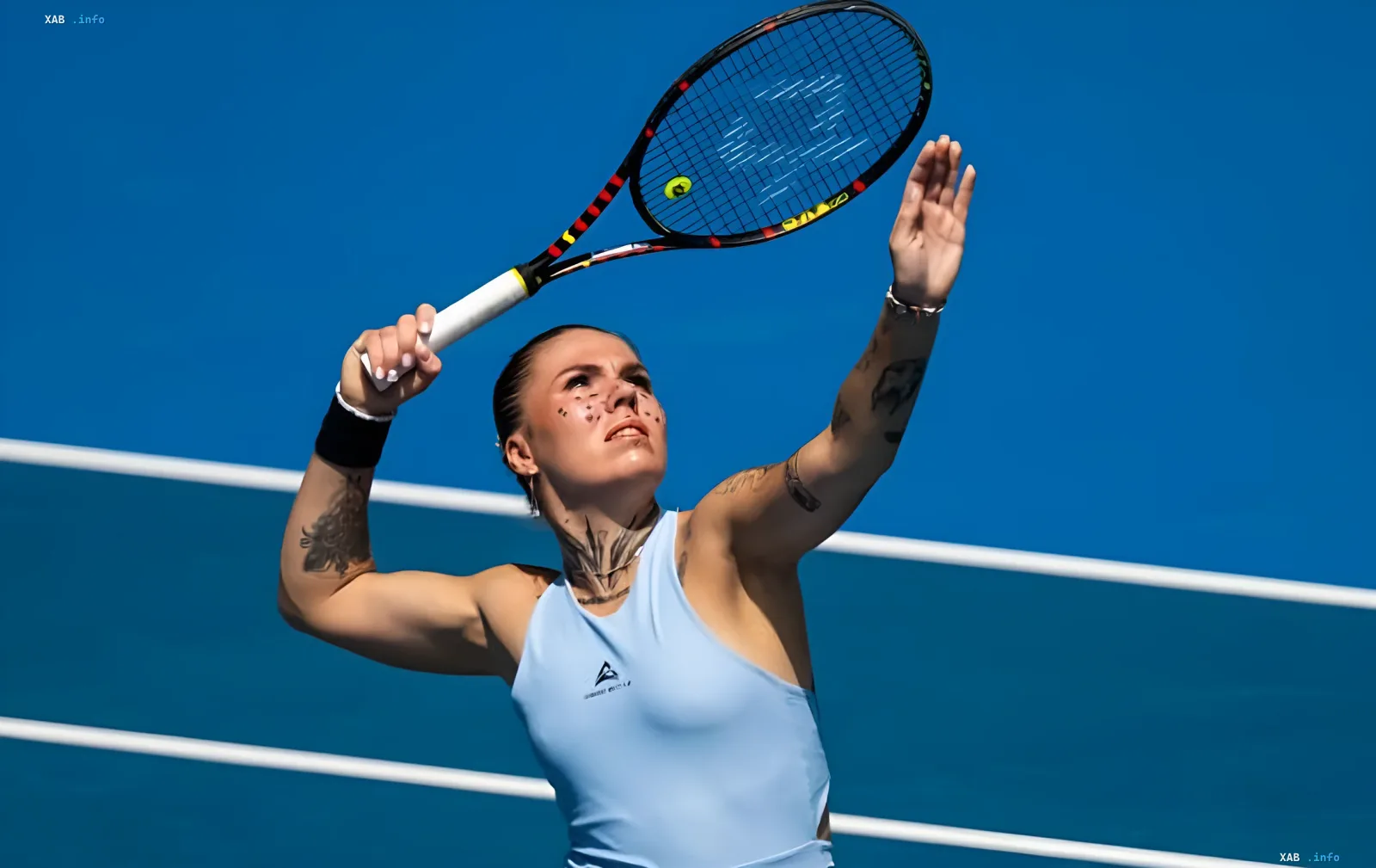 Tennisspielerin beim Aufschlag beim WTA 250 in Iași — Oleinikova im Einsatz vor der Niederlage gegen Sherif