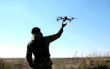 Украинский военнослужащий запускает дрон для проведения операции «Крымский рубильник»