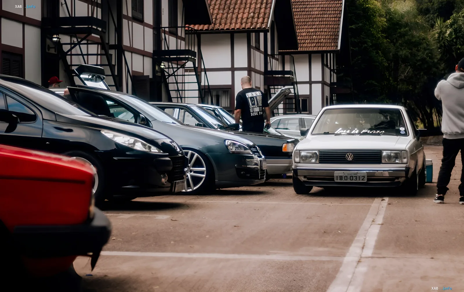 Visual comparison of durability: a restored classic Volkswagen Passat stands next to a modern sedan, illustrating the theme of new cars becoming obsolete faster