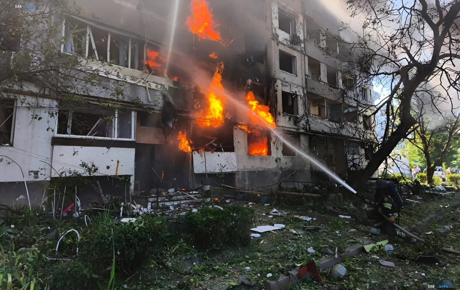 Feuer in einem Wohngebäude in Pawlograd nach KAB-Angriff, Feuerwehr löscht Flammen