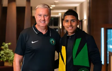 Neuer Polissya-Spieler Andrusv Araujo mit dem Trainer des Vereins im Flur