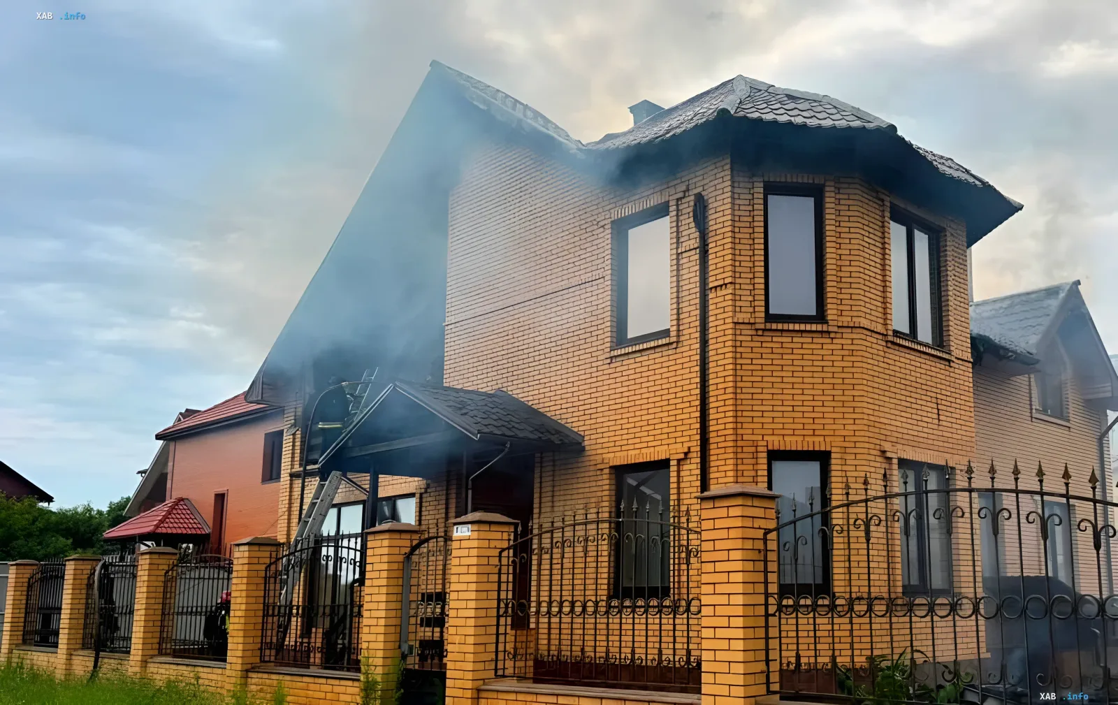 Дом в Одесской области после ракетного удара: дым поднимается из крыши, пострадали женщины и годовалая девочка