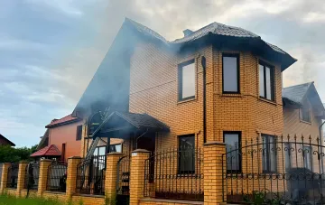Дом в Одесской области после ракетного удара: дым поднимается из крыши, пострадали женщины и годовалая девочка