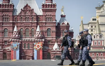 Російські військові у камуфляжній формі патрулюють Червону площу в Москві на фоні Історичного музею та Знамені Перемоги, символізуючи готовність Росії до діалогу з приводу ірано-американського питання