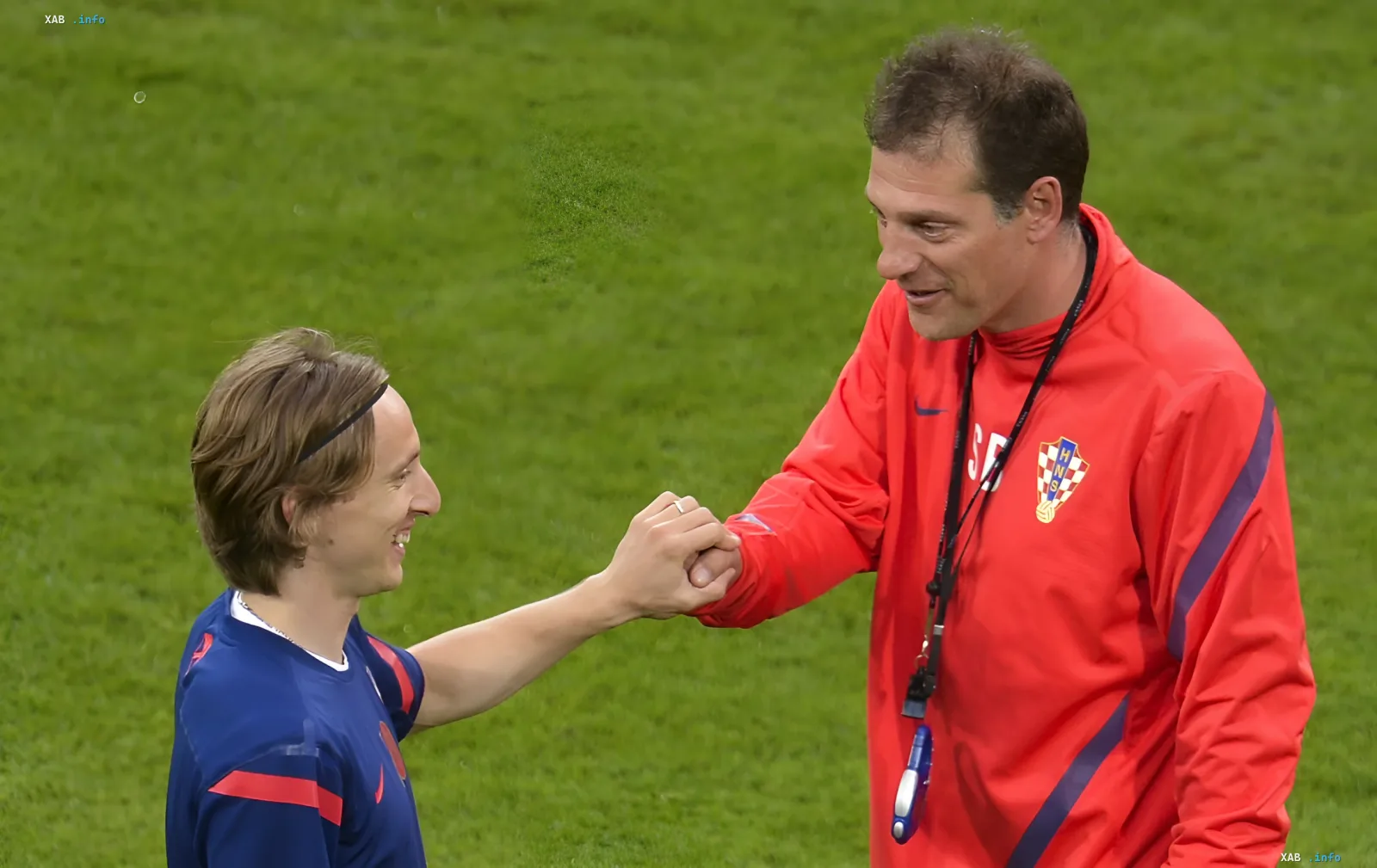 Slaven Bilić and Luka Modrić shake hands at a Croatia national team training session — symbol of the new coach’s trust in the captain