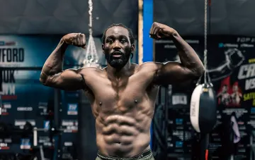 Terrence Crawford zeigt seine Muskeln im Boxstudio nach der Ankündigung seines Rücktritts aus dem Boxsport