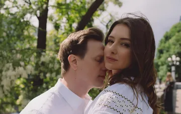 Валентин Томусяк и Екатерина Тышкевич в нежном объятии на фоне зелени, узнали пол ребенка