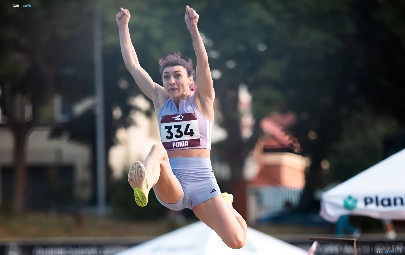 Iryna Budzynska im Sprung mit Startnummer 334, Gesichtsausdruck zeigt Spannung vor dem Start – Verletzung bedroht ihr Debüt bei der Europameisterschaft