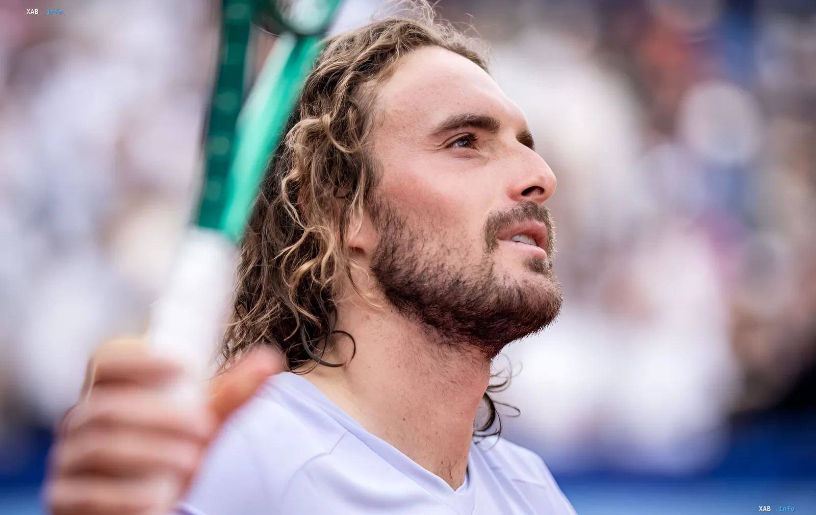 Stefanos Tsitsipas mit einem Tennisschläger nach dem Sieg in Gstaad, zurück in den Top-60 nach einer 16-monatigen Titelpause
