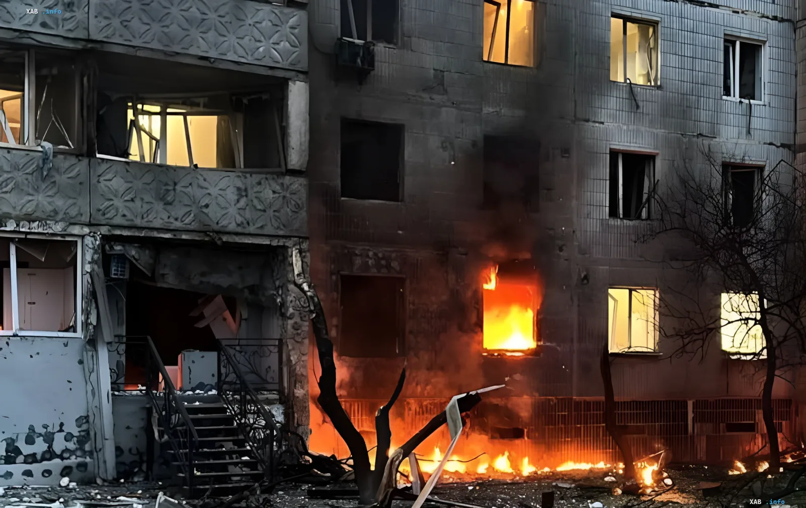 Пожар в жилом доме в Сумах после удара реактивного дрона: огонь охватывает окна, видны разрушения и обгоревшие деревья