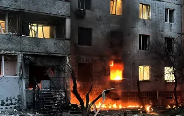 Пожар в жилом доме в Сумах после удара реактивного дрона: огонь охватывает окна, видны разрушения и обгоревшие деревья