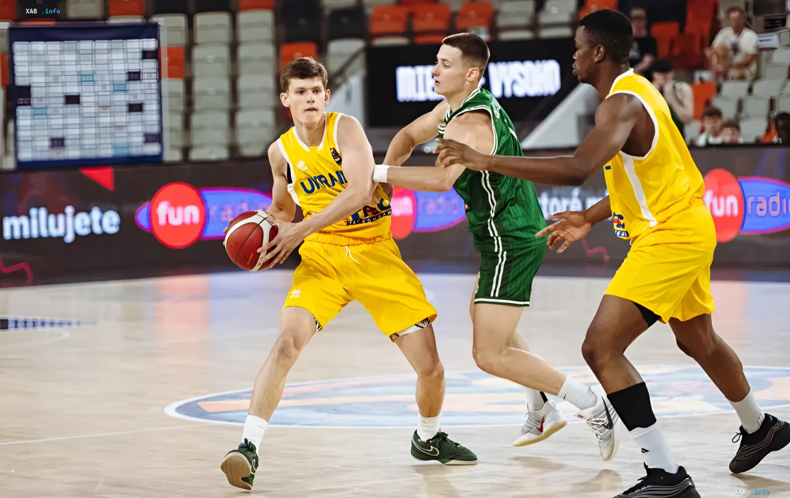Ukrainischer Basketballspieler im gelben Trikot mit Ball im Angriff beim EuroBasket U-20 gegen Irland