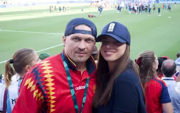 Боксер Александр Усик и футболист Серхио Рамос в форме сборной Испании на стадионе в Нью-Джерси