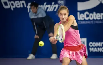 Veronika Podrez im rosa Outfit führt einen kraftvollen Schlag während des Qualifikationsspiels in Prag aus