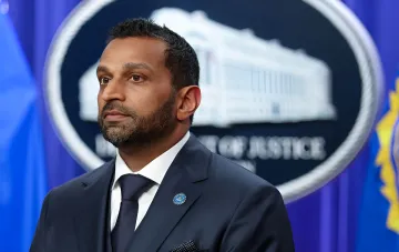 Kash Patel, potenzieller FBI-Direktor, vor dem Emblem des Justizministeriums der USA, diskutiert einen möglichen Besuch im Kreml