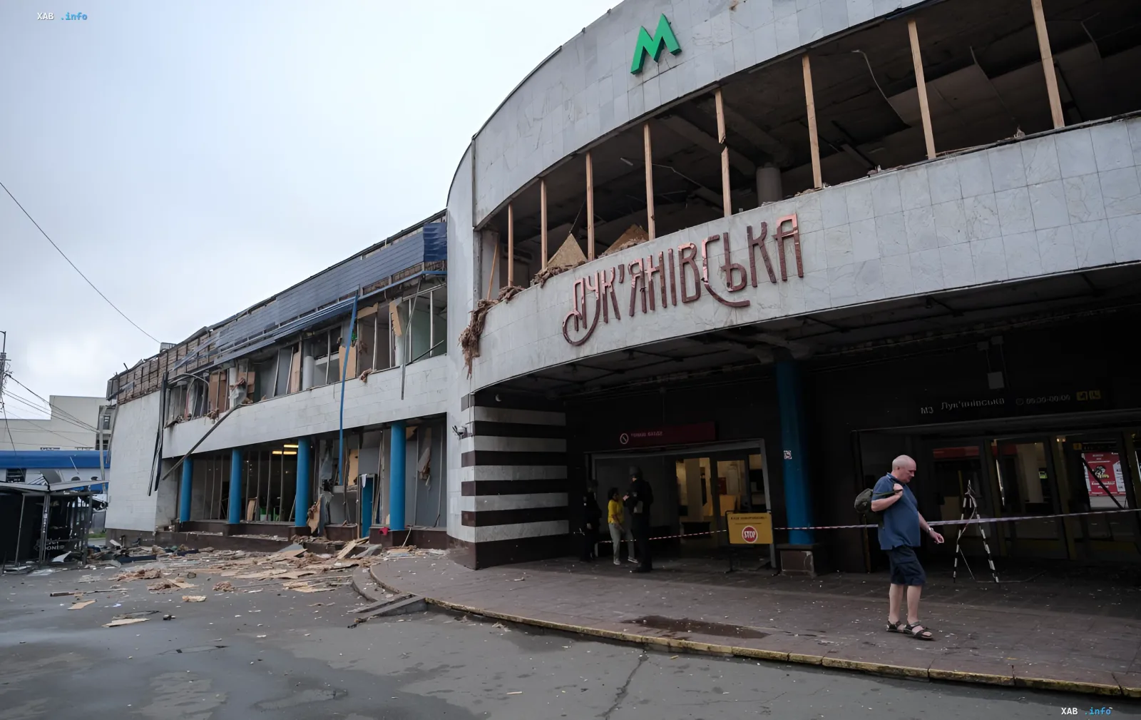 Пошкоджений вестибюль метро «Лук'янівська» в Києві з уламками на асфальті та тимчасовими конструкціями