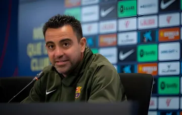 Xavi Hernandez im Barcelona-Kit bei Pressekonferenz, diskutiert Rücktritt vom Vereinsfußball für Familie