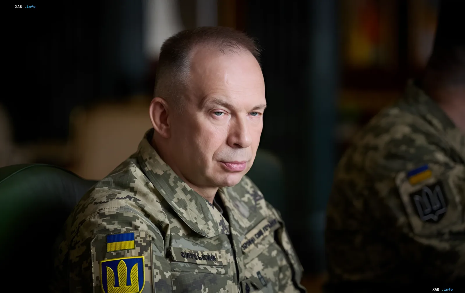 Генерал Сырский в военной форме на фоне штаба, готовящийся к отставке