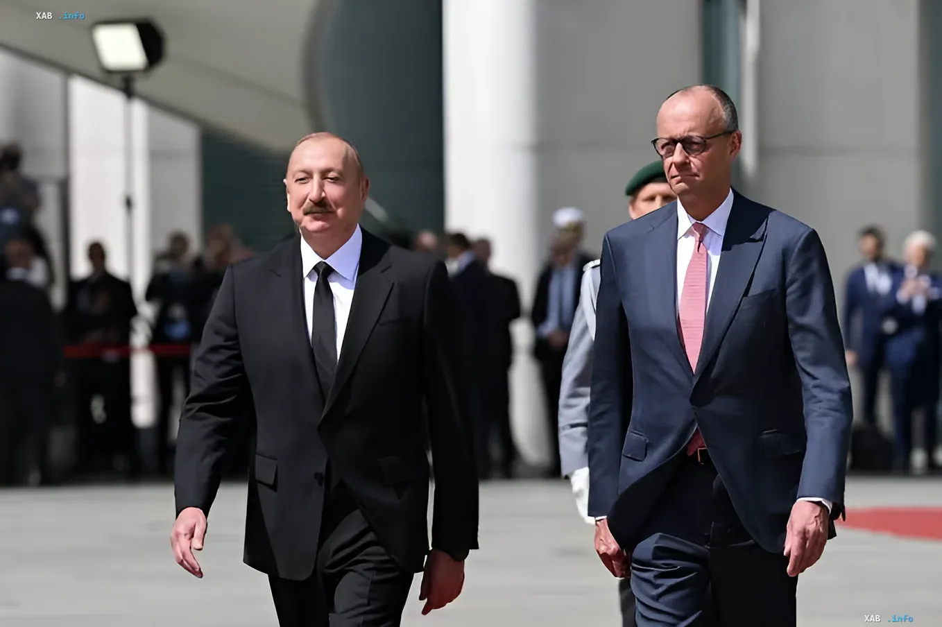 Aserbaidschan-Präsident Ilham Aliyev und deutscher Wirtschaftsminister Robert Habeck gehen gemeinsam auf einem offiziellen Treffen und diskutieren Energiesicherheit und Alternativen zu russischem Gas.