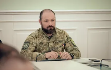 Андрей Ткачев в военной форме за столом на заседании, временно возглавивший Киевскую военную администрацию