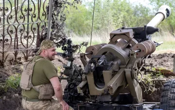 Украинский артиллерист у 105-мм гаубицы L119 производства BAE Systems в полевых условиях