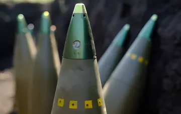 Nahaufnahme von NATO-Artilleriegranaten mit gelben Markierungen, die das Problem des Rohstoffmangels für die Munitionsproduktion veranschaulichen